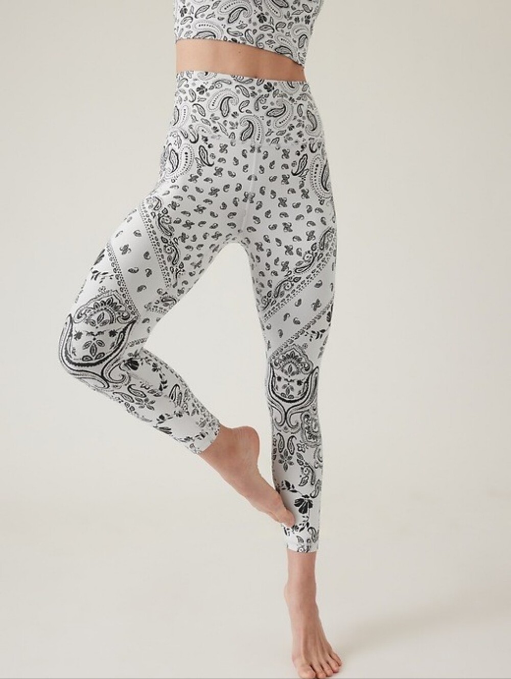 Athleta white black bandana print Elation textured 7/8 tight leggings